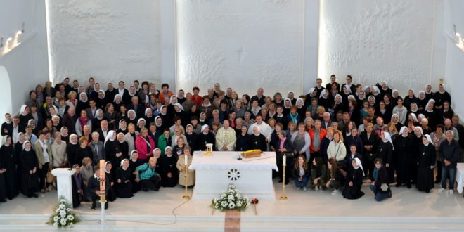 HODOČAŠĆE VINKOVSKE OBITELJI PUTEVIMA MUČENIKA